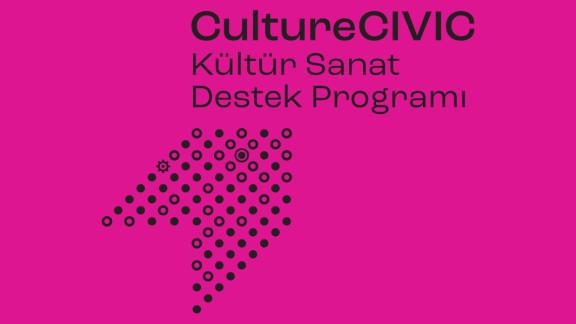 Pembe zemin üzerinde CultureCIVIC logosu ve ok şeklinde siyah noktalar.