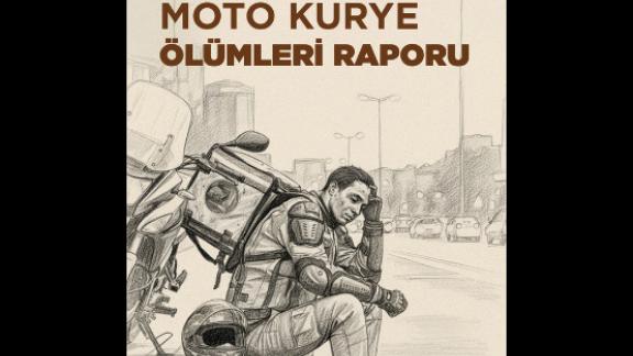 Kaldırımda oturan üzgün bir moto kurye, yanında devrilmiş motosiklet.