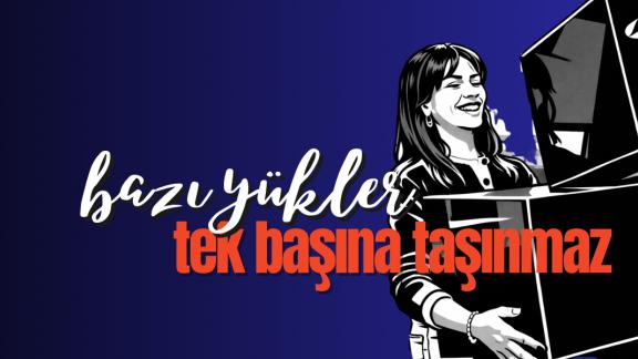 Kadın ve erkek birlikte büyük kutuları taşıyor, arkada mavi-siyah bir zemin var.
