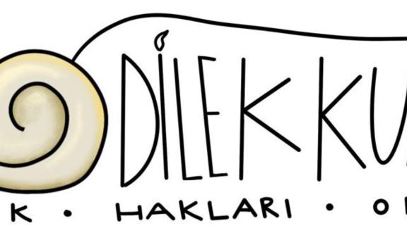 Gülen bir salyangoz ve "Dilek Kumcu Çocuk Hakları Okulu" yazısı, logo.