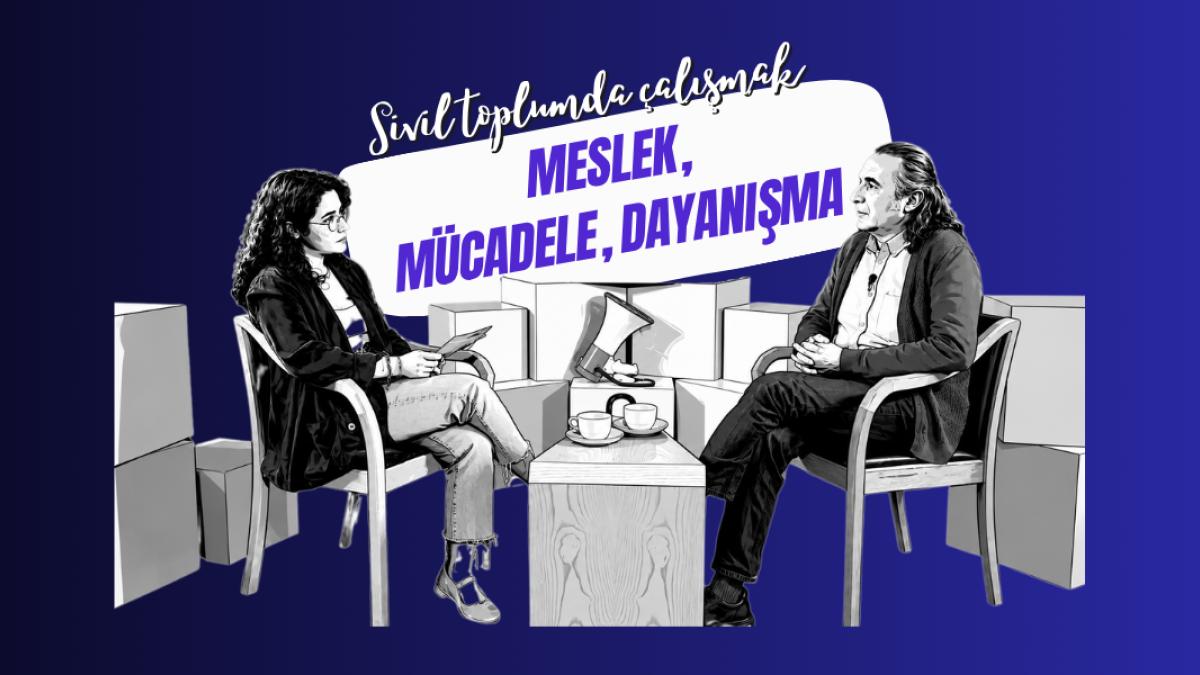 İki kişi stüdyoda karşılıklı sandalyelerde sohbet ediyor.