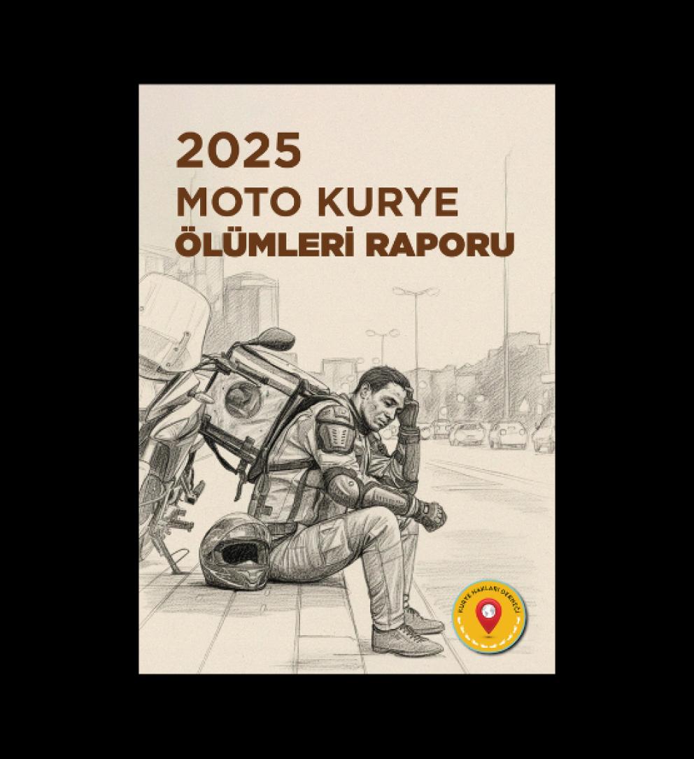 Kaldırımda oturan üzgün bir moto kurye, yanında devrilmiş motosiklet.