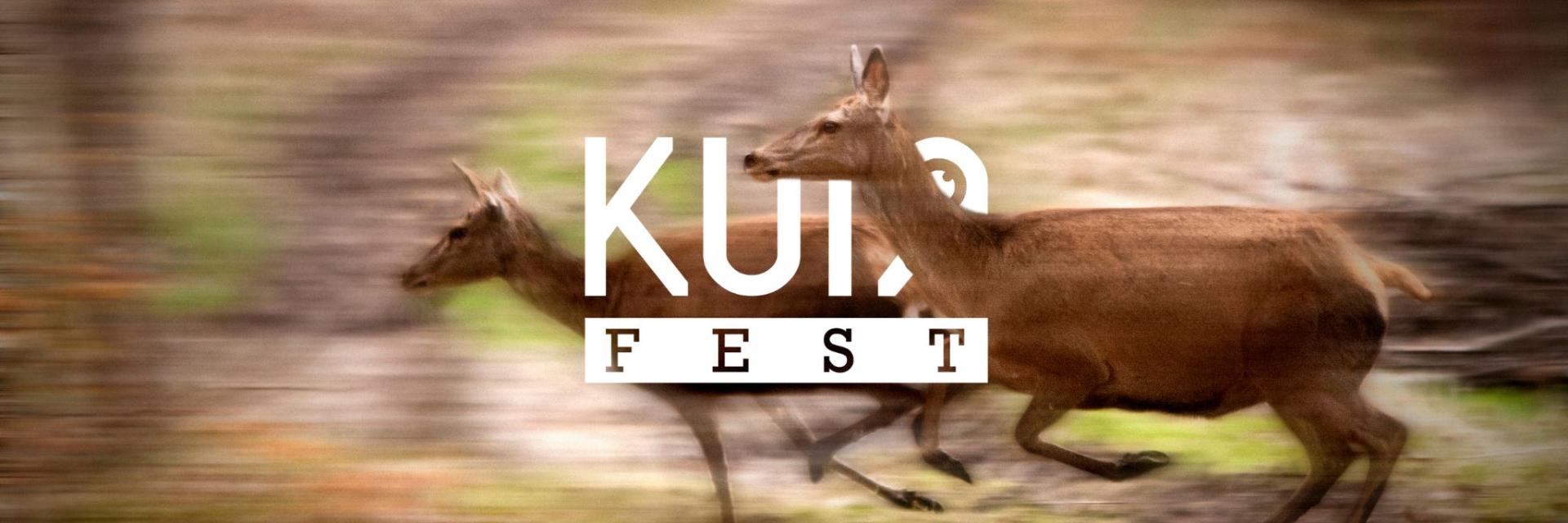 2 tane koşan geyik arka fon flu üzerinde kuir fest yazıyor. Toprak rengi bir tasarım.