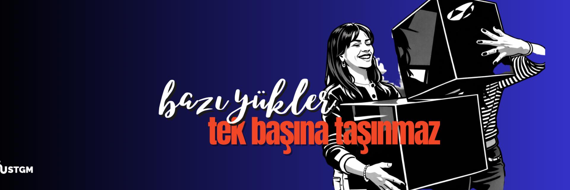 Kadın ve erkek birlikte büyük kutuları taşıyor, arkada mavi-siyah bir zemin var.