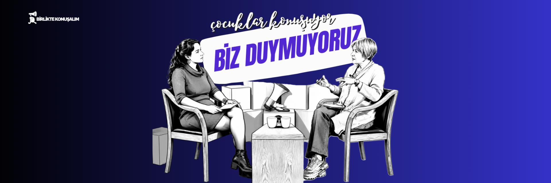 İki kadın sandalyede oturup konuşuyor, arka planda "Biz Duymuyoruz" yazısı var.