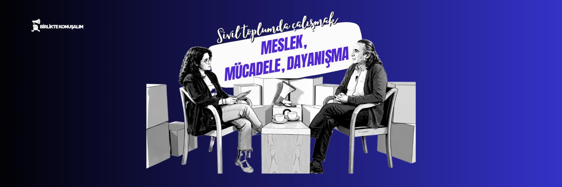 İki kişi stüdyoda karşılıklı sandalyelerde sohbet ediyor.