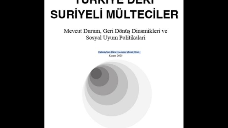 Beyaz zemin üzerinde "Türkiye'deki Suriyeli Mülteciler" başlıklı rapor kapağı