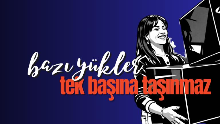 Kadın ve erkek birlikte büyük kutuları taşıyor, arkada mavi-siyah bir zemin var.