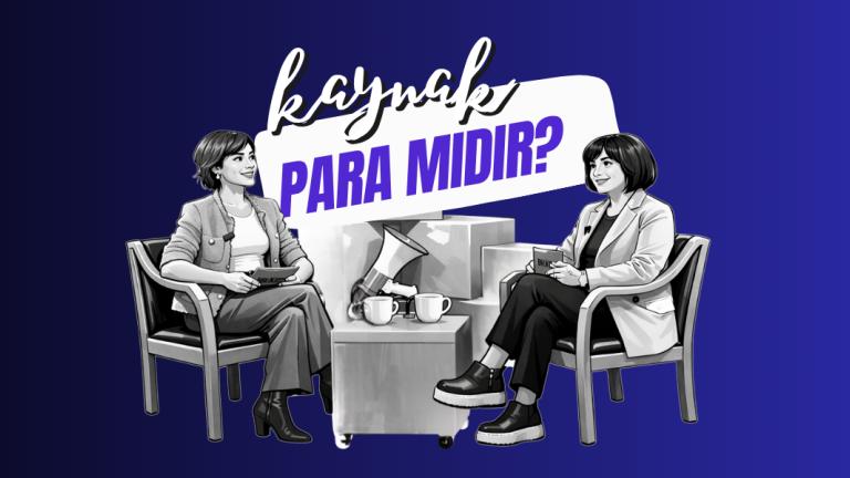 İki kadın sandalyede oturup sohbette, mor arka plan üzerinde.