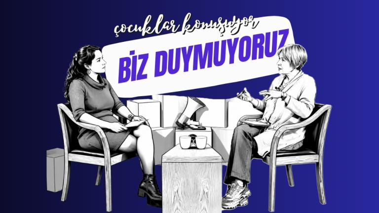 İki kadın sandalyede oturup sohbet ediyor, arkada "Biz Duymuyoruz" yazısı var.